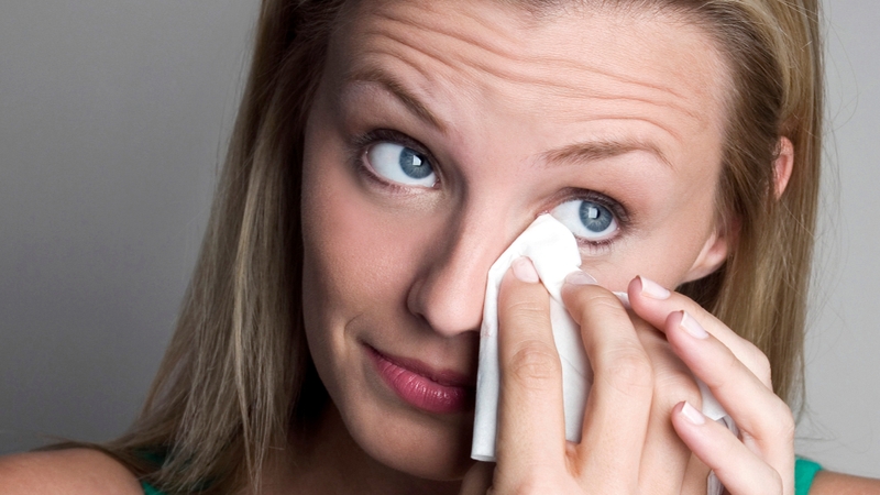 Khóc khi đeo lens có sao không? Những rủi ro tiềm ẩn khi khóc lúc đeo lens 4