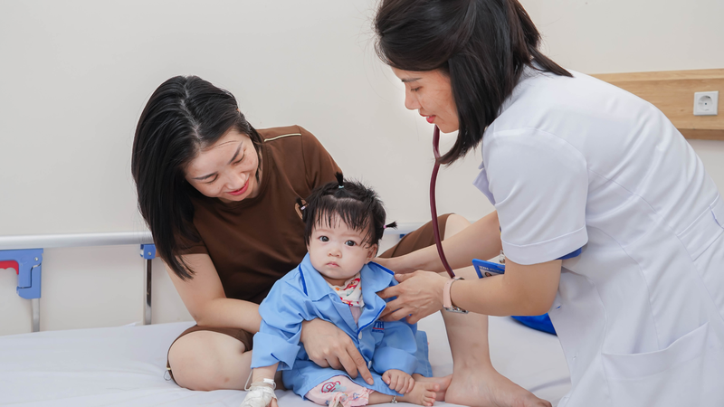 Cha mẹ cần đưa trẻ đi khám nếu trẻ khóc nhè kèm biểu hiện mệt mỏi, lừ đừ