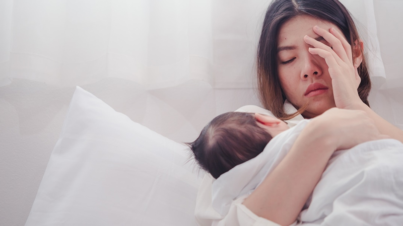 Lo lắng quá mức có thể khiến cha mẹ mệt mỏi, từ đó ảnh hưởng ngược lại đến cảm xúc và hành vi của trẻ