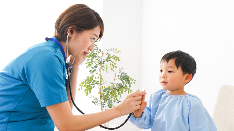 Cha mẹ cần đưa trẻ đi khám nếu trẻ khóc nhè kèm biểu hiện mệt mỏi, lừ đừ