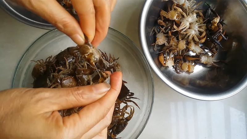 Sơ chế chuẩn bị nấu món cháo cua đồng cho bé