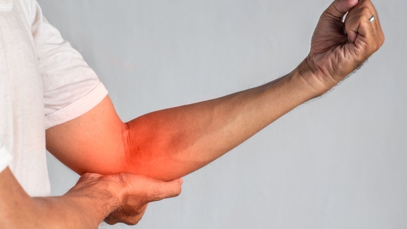 Không duỗi thẳng tay được sau khi tập gym do đâu?