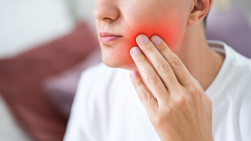 Nếu mọc lệch hoặc ngầm, răng khôn có thể gây nhiều biến chứng nghiêm trọng