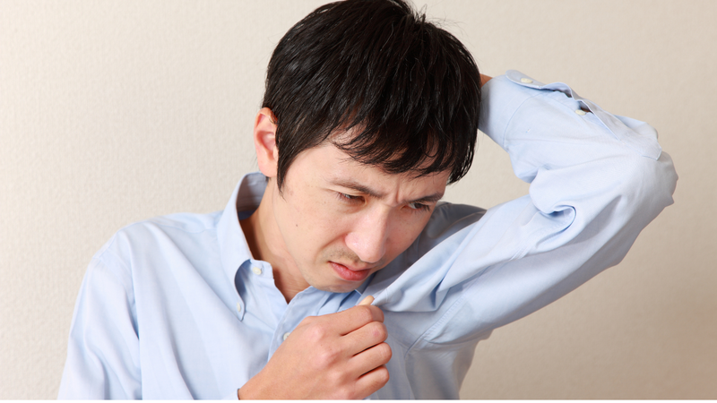 Cơ thể có mùi khó chịu là dấu hiệu nên vệ sinh cơ thể sớm hơn