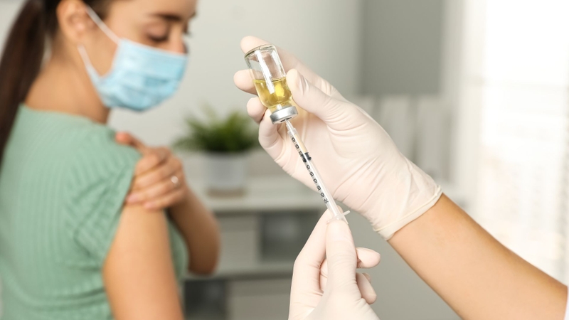Vắc xin HPV hoạt động bằng cách kích thích hệ miễn dịch sản sinh kháng thể đặc hiệu