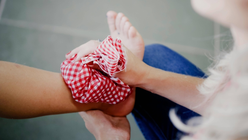 Chườm nóng/lạnh giúp giảm đau nhanh chóng