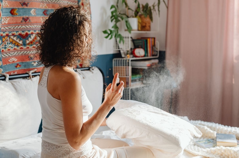 Chưa biết làm thế nào khử mùi phòng ngủ, thử ngay cách này 2