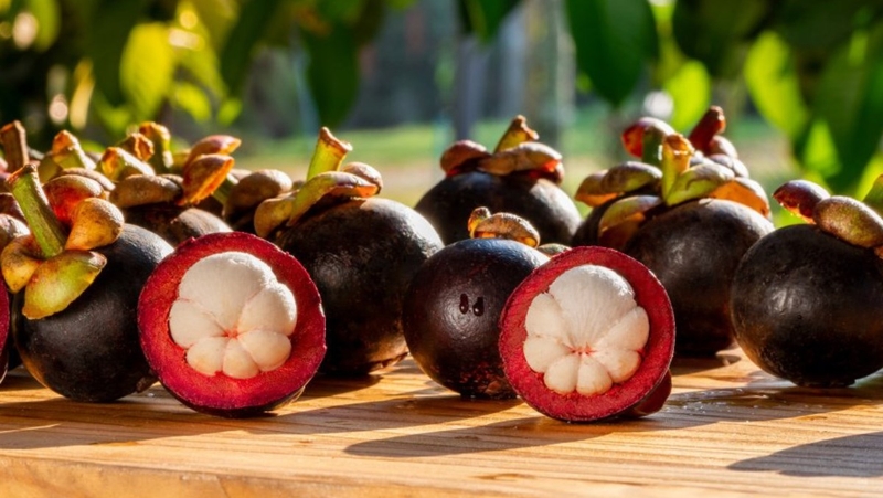 Không nên ăn măng cụt sau phun môi