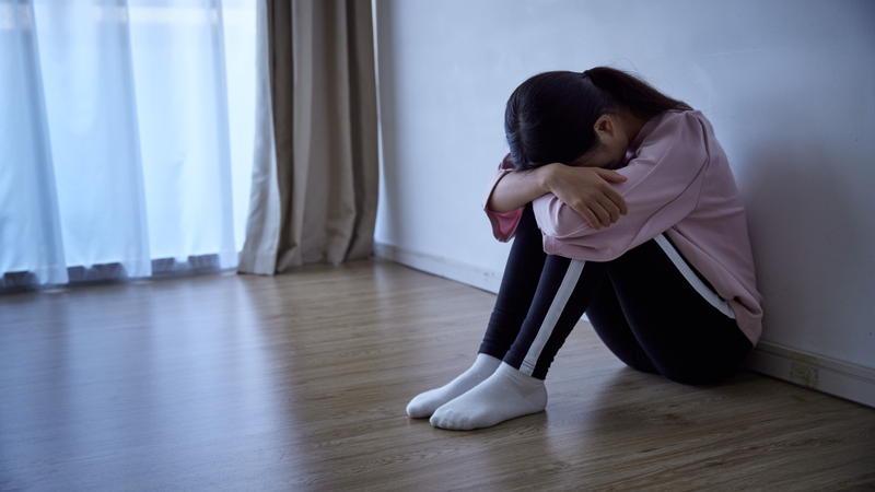 Thiếu kết nối xã hội hoặc cảm giác không được thấu hiểu cũng là yếu tố phổ biến gây khủng hoảng hiện sinh