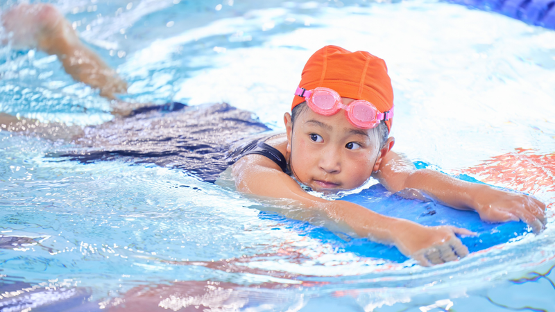 Kickboard hỗ trợ người mới tập bơi kiểm soát chuyển động cơ thể