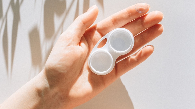 Kính áp tròng – Có nên sử dụng không? Cách chọn và thời gian đeo hợp lý 2