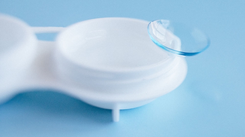 Kính áp tròng – Có nên sử dụng không? Cách chọn và thời gian đeo hợp lý