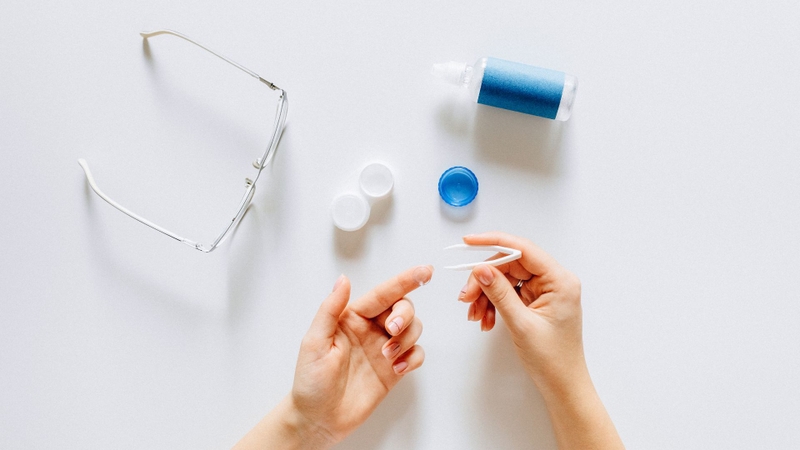 Kính áp tròng – Có nên sử dụng không? Cách chọn và thời gian đeo hợp lý 5