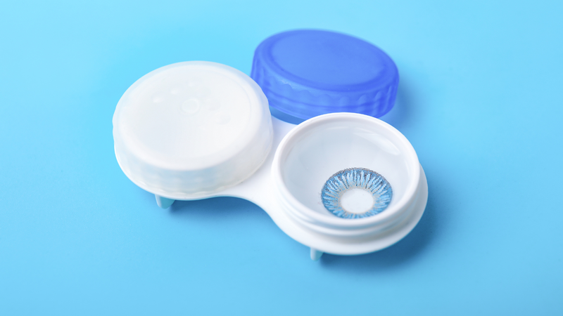 Kính silicone hydrogel vẫn có thể gây khô, cộm hoặc khó chịu khi đeo