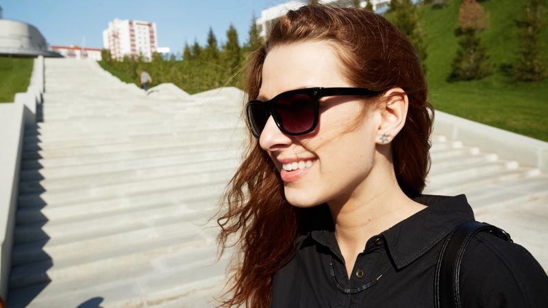 Tròng kính phân cực có lớp màng lọc ngăn chặn ánh sáng phản xạ ngang