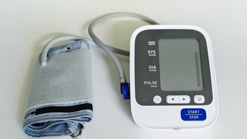 Rất nhiều người thắc mắc về kinh nghiệm mua máy đo huyết áp điện tử