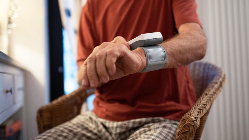 Máy đo cổ tay nhỏ gọn, tiện mang theo nhưng cần đo đúng tư thế