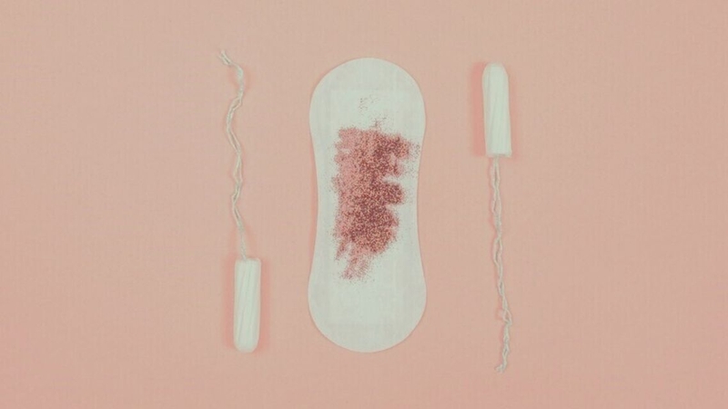 Kinh nguyệt màu nâu do các nguyên nhân khác nhau sẽ có đặc điểm khác nhau