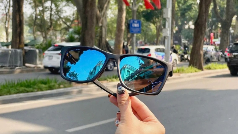 Lớp phủ phản chiếu tạo hiệu ứng gương đặc trưng cho kính