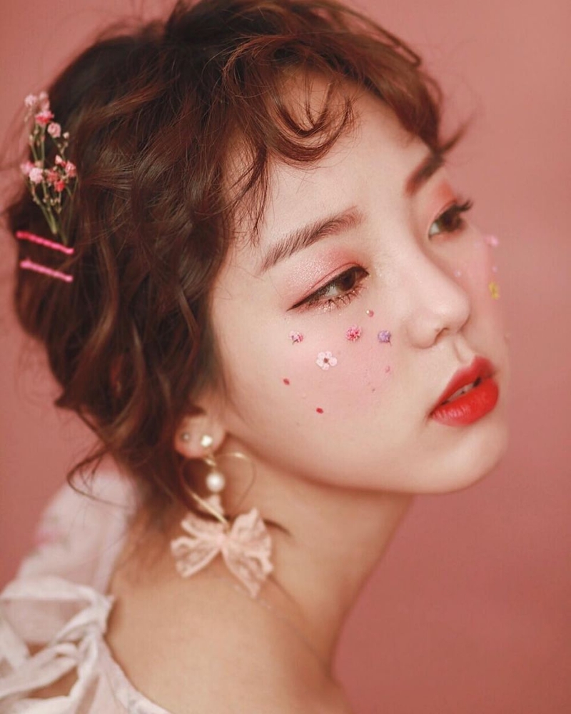 Bí quyết trang điểm mắt đầy cuốn hút với nhũ kim tuyến- 1