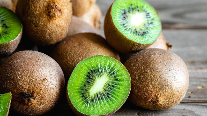 Kiwi chưa chín có ăn được không? Ăn được nhưng không nên ăn nhiều vì dễ gây khó tiêu