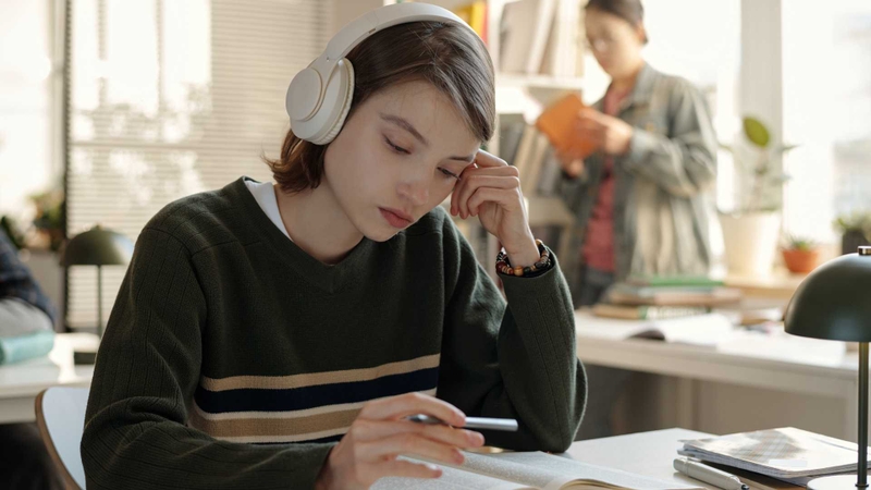 Tập trung và loại bỏ xao nhãng là yếu tố quan trọng giúp nâng cao hiệu quả học tập