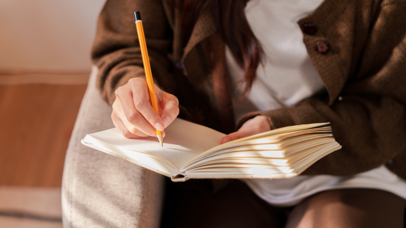 Viết nhật ký giúp bạn hiểu rõ hơn khi nào và ý do khiến mình mất kiểm soát cảm xúc
