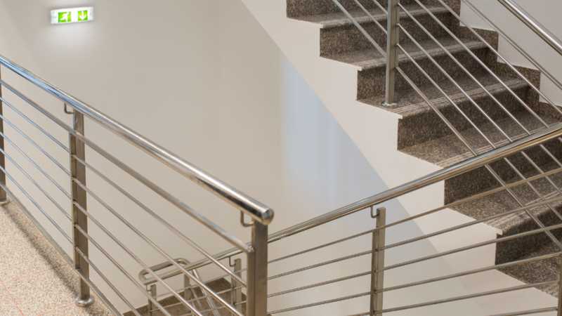 Khi xảy ra hỏa hoạn, không sử dụng thang máy mà ưu tiên di chuyển bằng cầu thang bộ