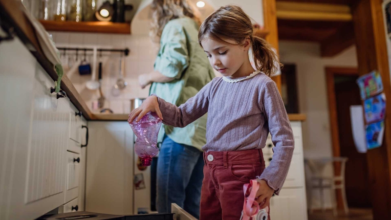 Việc giao cho trẻ những nhiệm vụ phù hợp độ tuổi là cách hiệu quả để rèn luyện tính tự lập