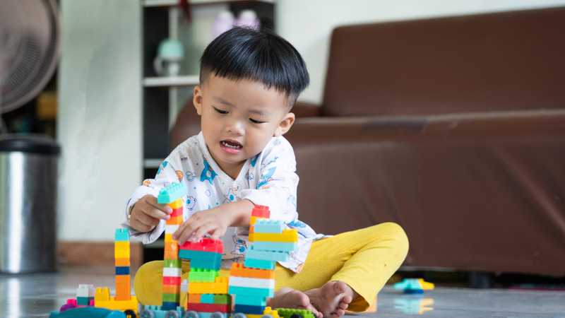 Bé có biểu hiện khó sử dụng kéo, xếp hình hoặc làm thủ công