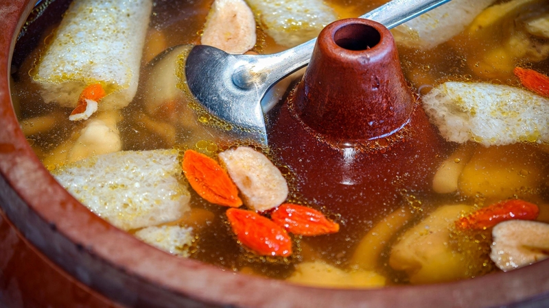 Kỷ tử có thể được dùng hằng ngày bằng cách nấu canh, cháo hoặc hầm cùng các thực phẩm bổ dưỡng như gà, chim bồ câu,..