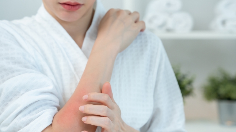 Trong các trường hợp bỏng nhẹ, cháy nắng hoặc kích ứng da, người dân thường giã nát lá dứa rồi đắp lên vùng tổn thương