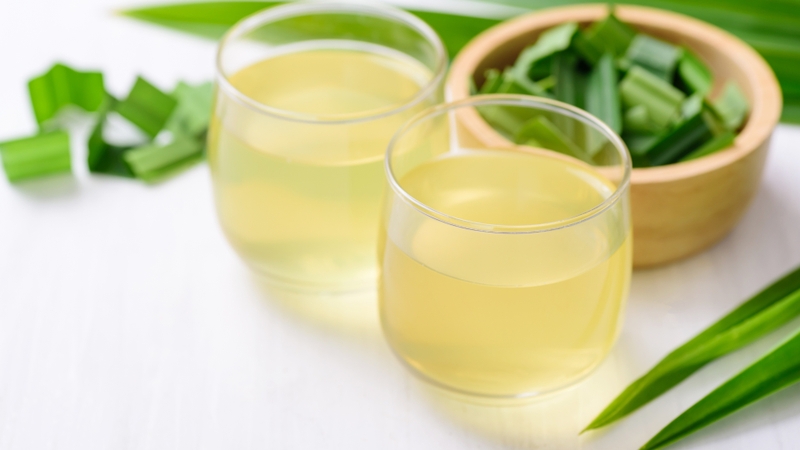 Nên sử dụng với liều lượng vừa phải và không nên uống nước lá dứa thay nước lọc hằng ngày