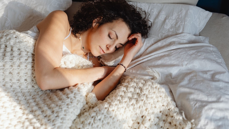 Lá lốt pha nước dừa giúp làm mát cơ thể, phục hồi năng lượng, cải thiện giấc ngủ và hỗ trợ sức khỏe tim mạch