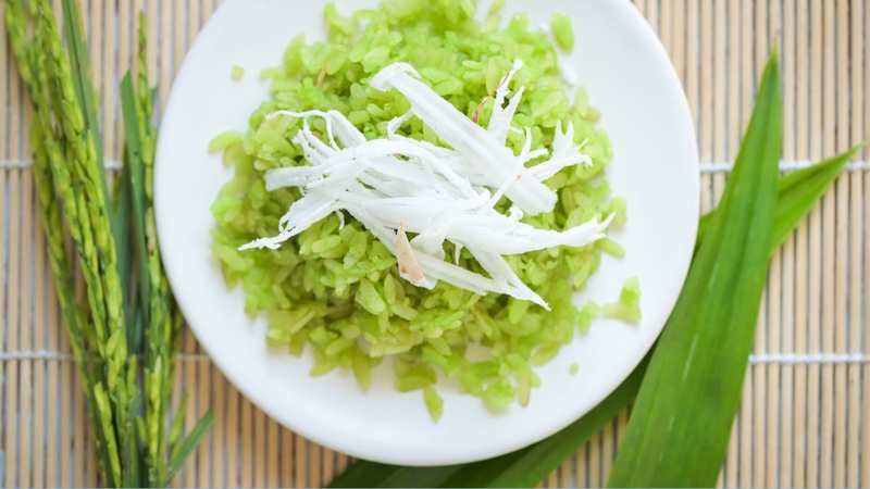 Lá dứa thường được dùng để tạo hương thơm và màu xanh cho món ăn
