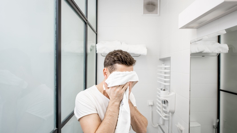 Không dùng chung vật dụng cá nhân vì đây là những vật dụng dễ lưu giữ bào tử nấm