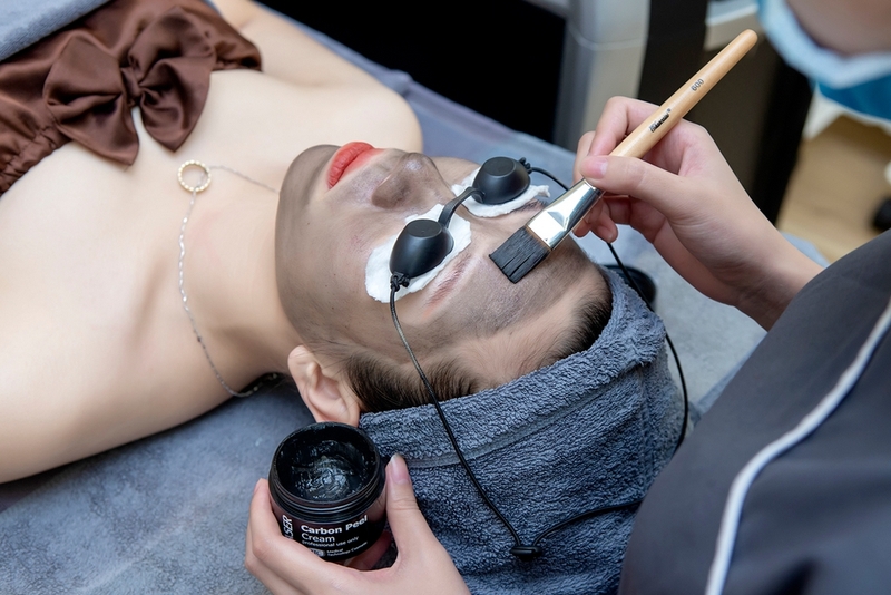 Làm đẹp bằng bắn than hoạt tính có tác dụng gì? Cần lưu ý gì nếu sử dụng phương pháp này? 1