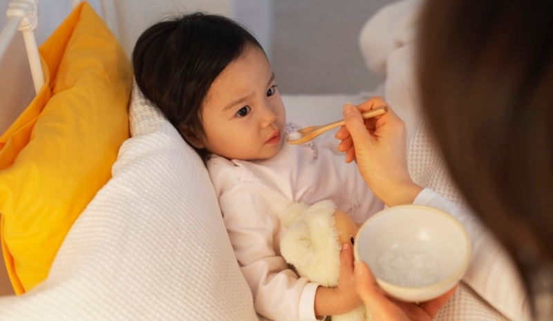 Làm gì khi bé bị nôn trớ liên tục 3