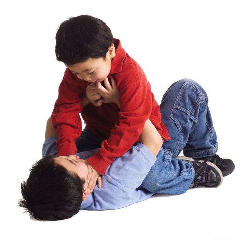 Làm gì khi bé hay đánh em? 1