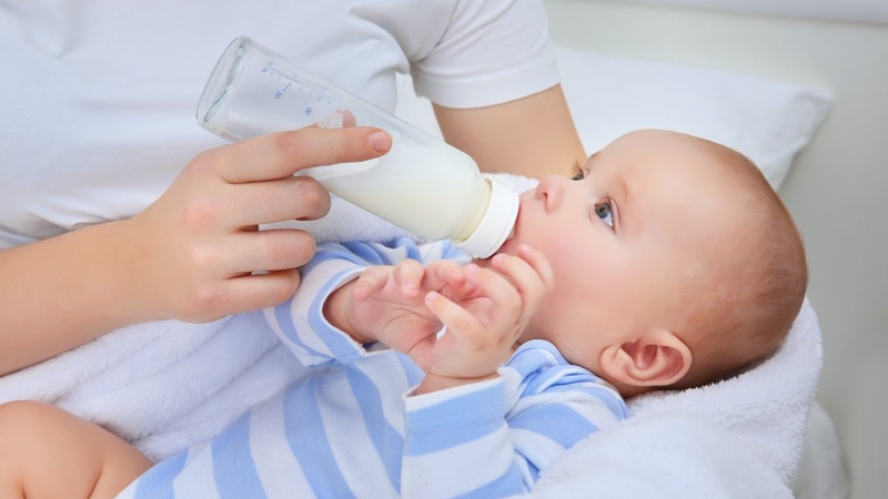 Làm gì khi trẻ sơ sinh bị nấc cụt? 2