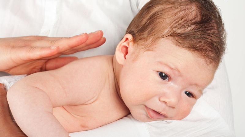 Làm gì khi trẻ sơ sinh bị nấc cụt? 3