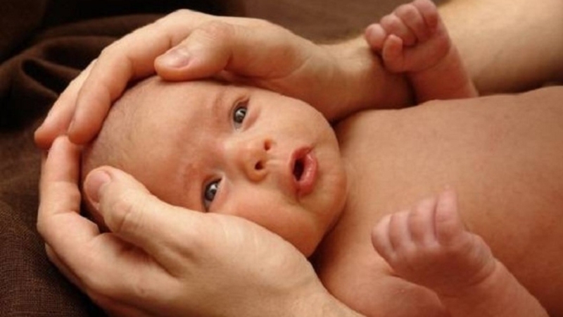 Làm gì khi trẻ sơ sinh bị nấc cụt? 1