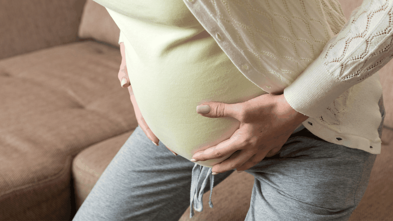 Mẹ bầu đã có tiền sử thai kỳ bất thường, hãy thận trọng hơn khi di chuyển thang