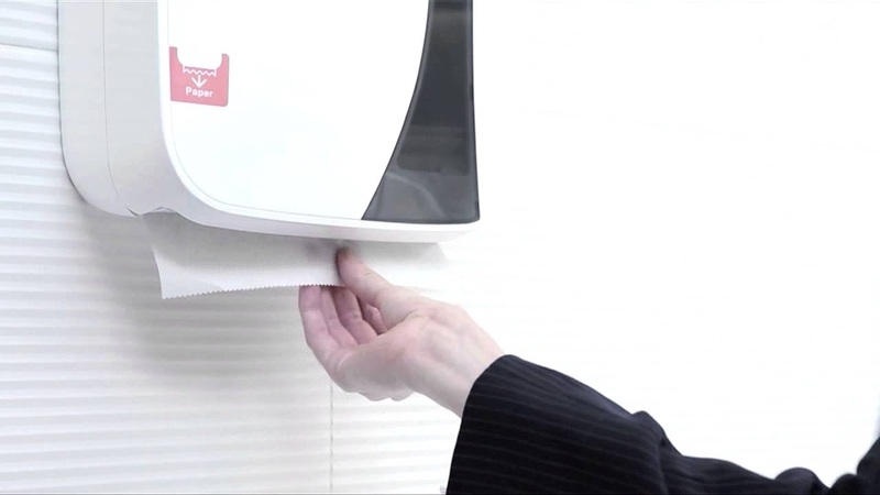 Làm khô tay sau khi rửa bằng khăn giấy giúp phòng dịch COVID-19 3