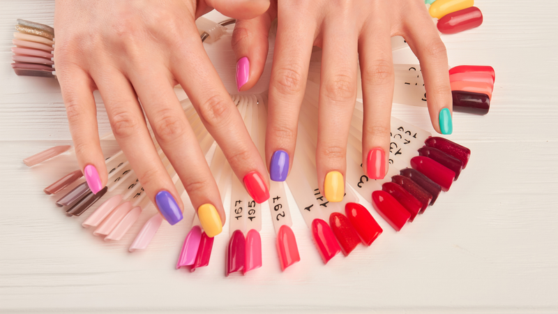 Nail úp móng thường giữ được khoảng 2 - 3 tuần, tùy vào loại keo dán và cách chăm sóc hằng ngày
