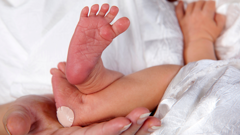 Làm NIPT rồi có cần lấy máu gót chân không? Giải đáp đầy đủ cho cha mẹ sau sinh 2