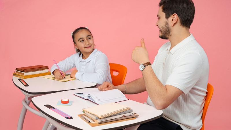 Thường xuyên khen ngợi và động viên giúp trẻ tự tin, thoải mái và hứng thú hơn khi học chữ