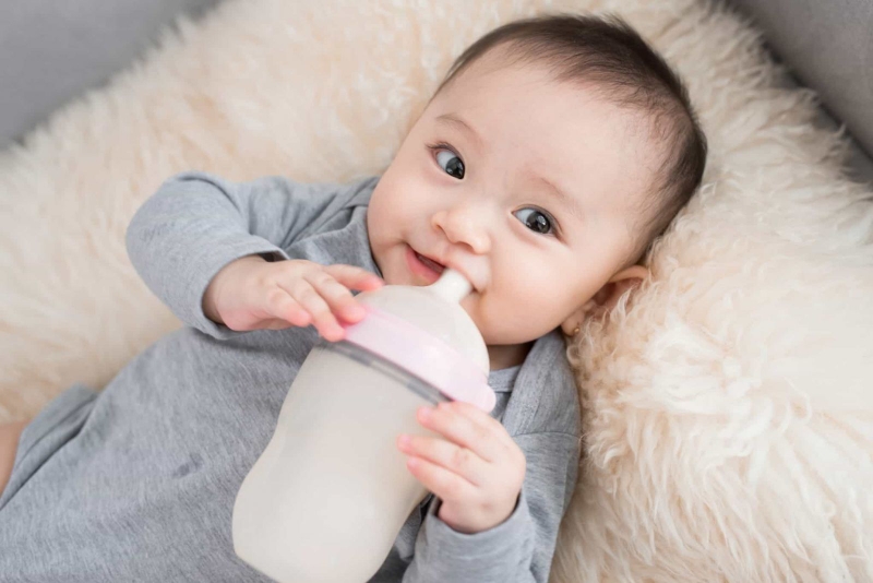 Làm sao để biết bé có hợp sữa hay không?2