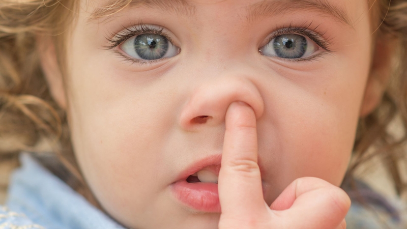 Chưa có bằng chứng khoa học rõ ràng cho thấy thói quen ở trẻ nhỏ ảnh hưởng đáng kể đến dáng mũi