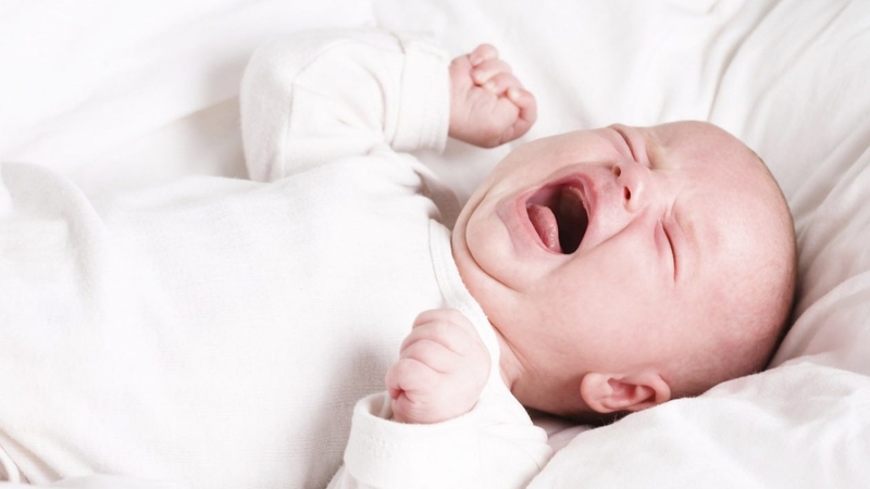 Làm sao để giải quyết tình trạng trẻ 2 tháng tuổi khó ngủ? 1